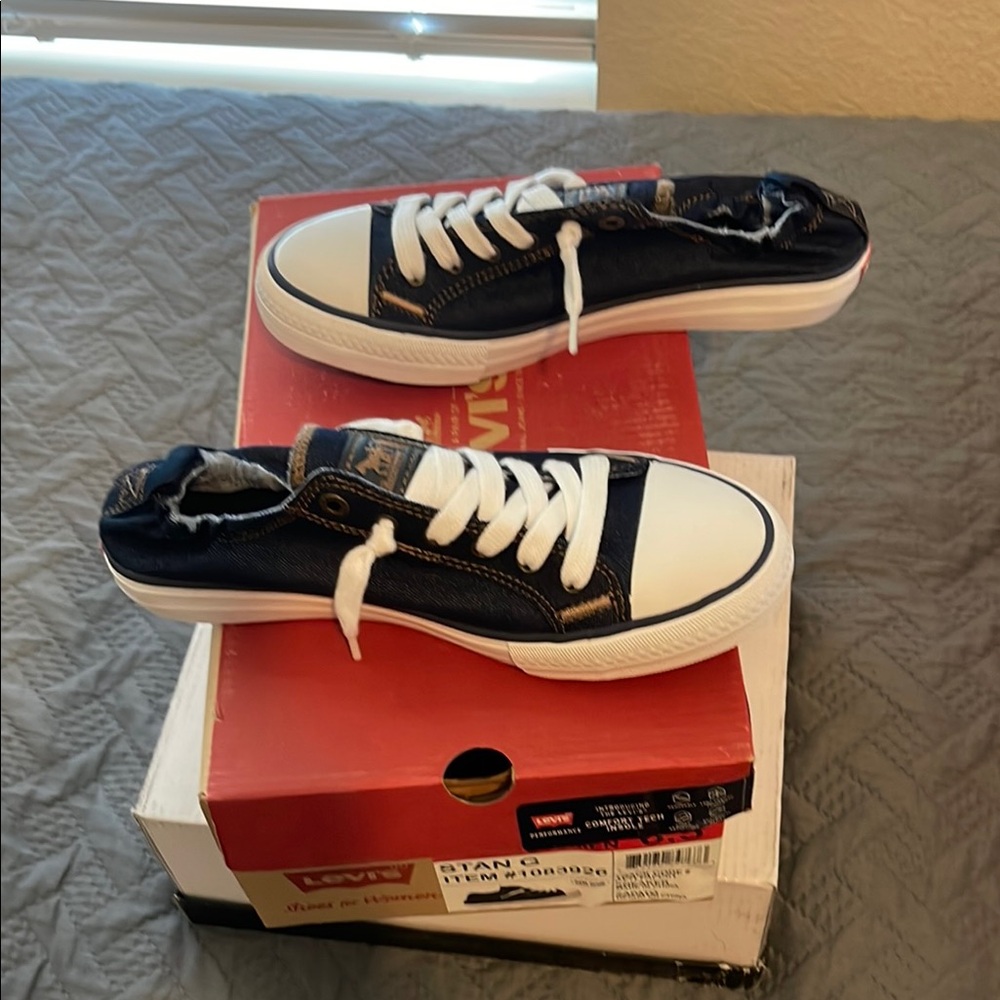Levi's Dark Denim Blue and White Sneakers Low-Top Canvas Design Brand new.